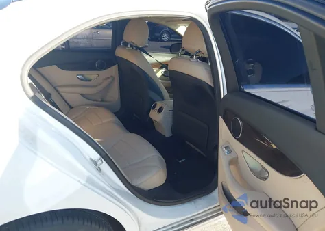 2016 Mercedes-Benz C 300 z USA, uszkodzony, nr VIN 55SWF4JB0GU099638